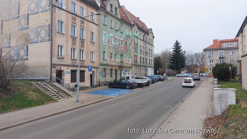 ul. Worcella, po lewej blok mieszkalny, po srodku ulica i chodnik